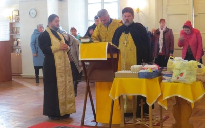 В Тихвинский храм прибыл ковчег со Святыми мощами