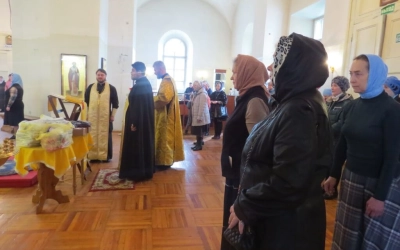 В Тихвинский храм прибыл ковчег со Святыми мощами