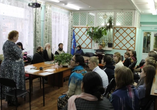 В рамках Рождественских образовательных чтений для учеников старших классов школ города Сычёвка была организована диалоговая площадка