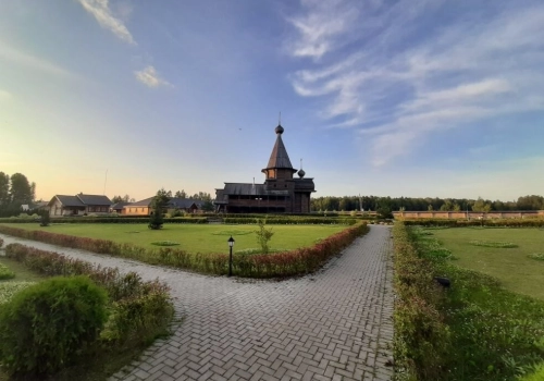 В Неделю 23-ю по Пятидесятнице, день памяти Вмч. Ми́ны Котуанского (Фригийского), Епископ Вяземский и Гагаринский Сергий возглавил Божественную литургию в Свято-Владимирской на истоке Днепра обители