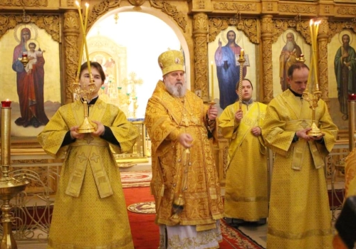 Накануне Недели 25-й по Пятидесятнице, дня памяти Сщмчч. Кли́мента папы Римского и Петра I Александрийского, архиепископа, Епископ Вяземский и Гагаринский Сергий возглавил Всенощное бдение в Свято-Троицком соборе г. Вязьма