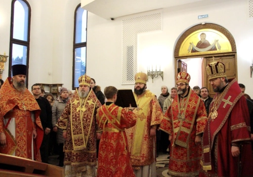 Преосвященнейший Сергий, Епископ Вяземский и Гагаринский принял участие в Божественной литургии, в храме Воскресения Христова в Катыни