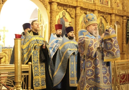 Епископ Вяземский и Гагаринский Сергий возглавил Всенощное бдение накануне дня памяти иконы Божией Матери 