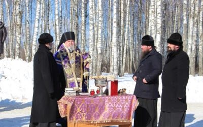 ие крестов на верх крова и колоколов деревни Бекрино