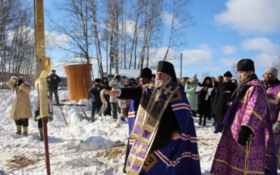 ие крестов на верх крова и колоколов деревни Бекрино