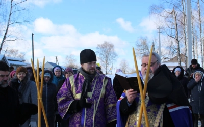 ие крестов на верх крова и колоколов деревни Бекрино