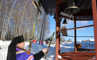 ие крестов на верх крова и колоколов деревни Бекрино