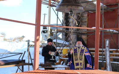 ие крестов на верх крова и колоколов деревни Бекрино