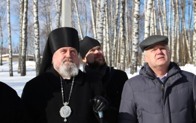 ие крестов на верх крова и колоколов деревни Бекрино