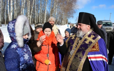ие крестов на верх крова и колоколов деревни Бекрино