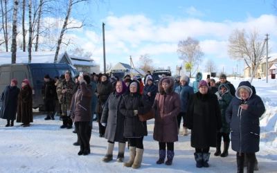 ие крестов на верх крова и колоколов деревни Бекрино