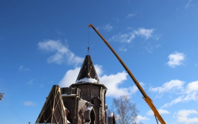 ие крестов на верх крова и колоколов деревни Бекрино