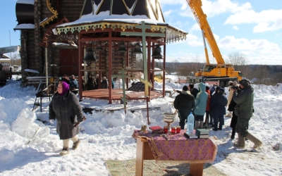 ие крестов на верх крова и колоколов деревни Бекрино