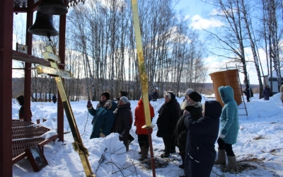 ие крестов на верх крова и колоколов деревни Бекрино