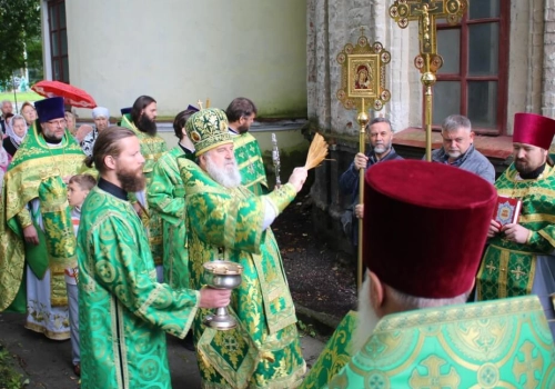 Епископ Вяземский и Гагаринский Сергий возглавил служение Божественной литургии в возрождаемом Спасо-Аркадиевском женском монастыре города Вязьма