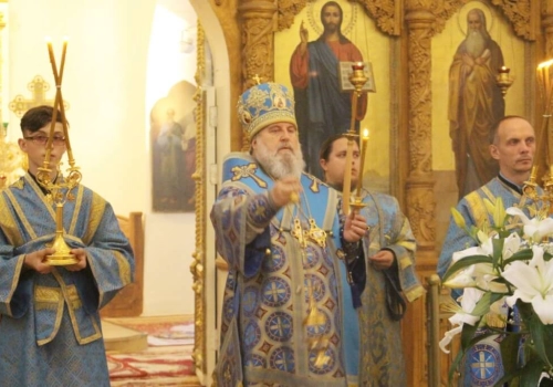 Епископ Вяземский и Гагаринский Сергий совершил Всенощное бдение с чином Погребения плащаницы Пресвятой Богородицы