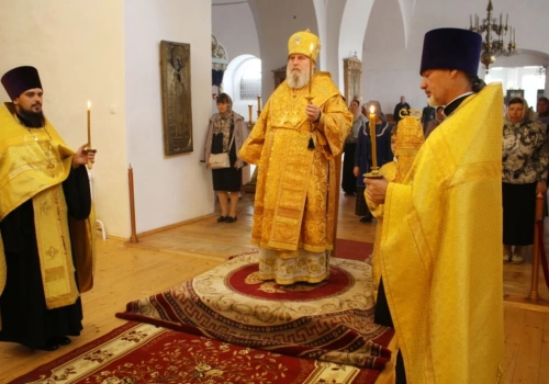 Накануне Недели 13-й по Пятидесятнице, дня памяти Перенесения мощей свт. Петра, митрополита Московского, всея Руси чудотворца, Преосвященнейший Сергий, епископ Вяземский и Гагаринский возглавил Всенощное бдение в Свято-Троицком кафедральном соборе