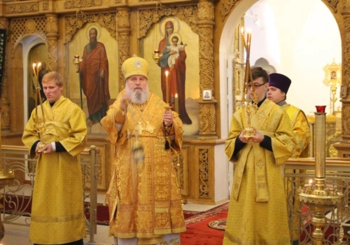 Накануне Недели 14-й по Пятидесятнице, дня памяти Положения честно́го Пояса Пресвятой Богородицы, Преосвященнейший Сергий, епископ Вяземский и Гагаринский возглавил Всенощное бдение в Свято-Троицком кафедральном соборе города Вязьма