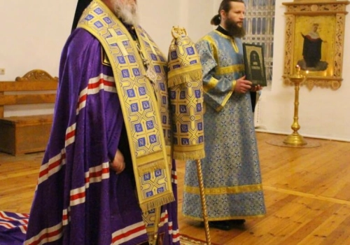 В канун праздника Введения во храм Пресвятой Богородицы епископ Вяземский и Гагаринский Сергий совершил всенощное бдение в Свято-Троицком кафедральном соборе города Вязьма