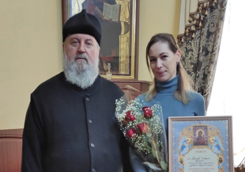 Епископ Сергий наградил главного бухгалтера Вяземской епархии Архиерейской Грамотой