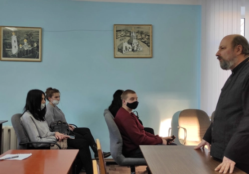 В Центральной библиотеке г. Вязьма священник провел беседу со студентами