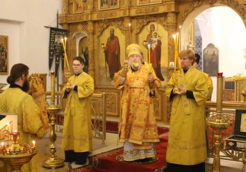 Накануне Недели 28-й по Пятидесятнице, дня памяти Свт. Амвро́сия, епископа Медиоланского, Преосвященнейший Сергий, епископ Вяземский и Гагаринский возглавил Всенощное бдение в Свято-Троицком соборе города Вязьма