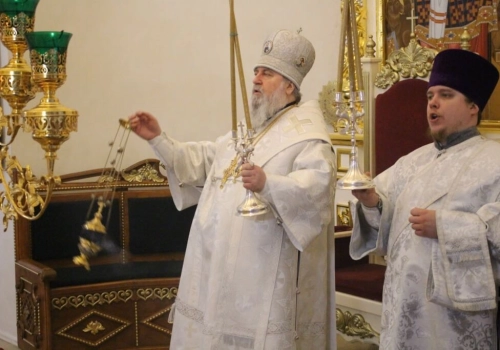 В На́вечерие Богоявления (Крещенский сочельник), Преосвященнейший Сергий, епископ Вяземский и Гагаринский совершил уставные богослужения и чин Великого освящения воды