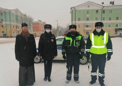 Благочинный Сафоновского округа принял участие в профилактическом мероприятии «Вежливый водитель»