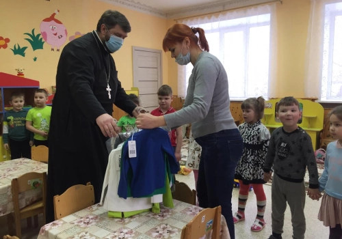 Настоятель храма Иверской иконы Божией Матери д. Устье провёл встречи с воспитанниками детских садов