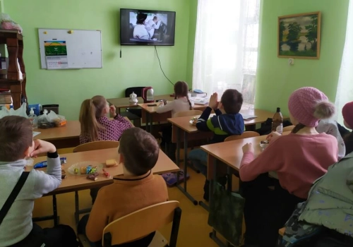 Дети воскресной приходской группы Архиерейского подворья Благовещенского собора города Гагарин изучили значение праздника Сретение Господне