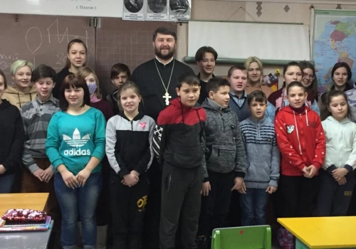 В рамках празднования дня Православной книги в школах Сычёвского благочиния прошли встречи священнослужителя с учениками средних школ