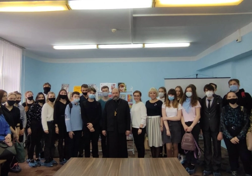 Состоялась встреча священнослужителей со старшеклассниками городских общеобразовательных школ