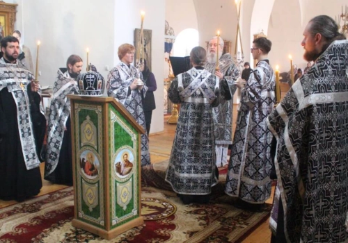 Епископ Вяземский и Гагаринский Сергий совершил чинопоследование пассии в Свято-Троицком кафедральном соборе города Вязьма