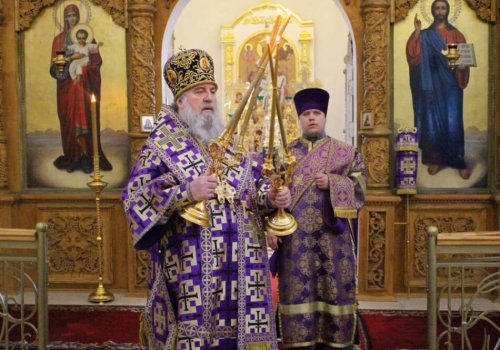 В Неделю 4-ю Великого поста, Прп. Иоа́нна Лествичника, игумена Синайского, Преосвященнейший Сергий, епископ Вяземский и Гагаринский возглавил служение Божественной литургии в Свято-Троицком кафедральном соборе города Вязьма