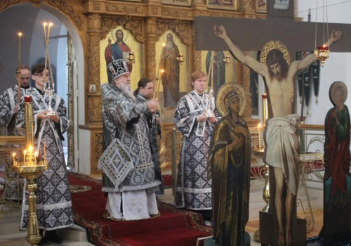 Епископ Вяземский и Гагаринский Сергий совершил чинопоследование пассии в Свято-Троицком кафедральном соборе города Вязьма