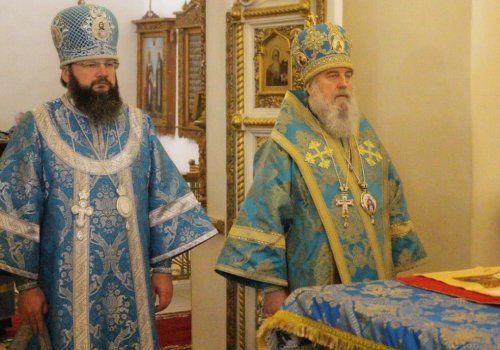 В день Похвалы Пресвятой Богородицы (Субботу Акафиста), митрополит Смоленский и Дорогобужский Исидор и епископ Вяземский и Гагаринский Сергий совершили Божественную литургию в Свято-Троицком кафедральном соборе г. Вязьма