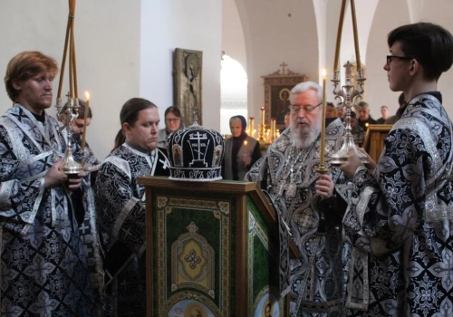 Епископ Вяземский и Гагаринский Сергий возглавил Утреню с чтением двенадцати Страстных Евангелий