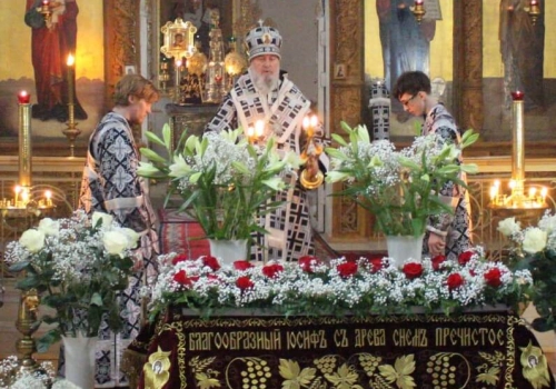 В Великую Пятницу Страстной седмицы Великого поста епископ Вяземский и Гагаринский Сергий совершил уставные богослужения в Свято-Троицком кафедральном соборе города Вязьма