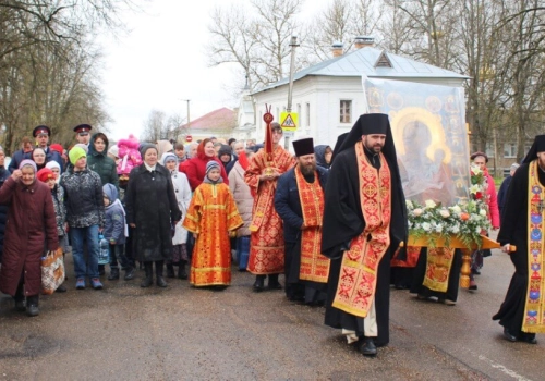 В Свято-Троицком кафедральном соборе города Вязьма состоялась праздничная Божественная литургия в честь Иверской иконы Божией Матери