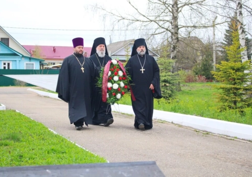 Преосвященнейший Сергий, епископ Вяземский и Гагаринский почтил память воинов погибших за Родину