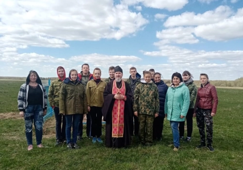 Молодежь храма Рождества Христова провела акцию памяти на захоронении партизан