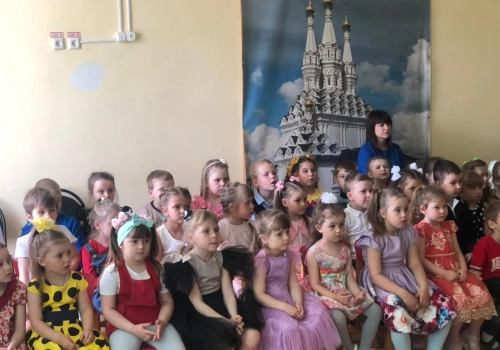 Священник посетил детский Пасхальный утренник