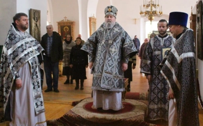 Епископ Сергий совершил Литургию Преждеосвященных Даров в Троицком соборе