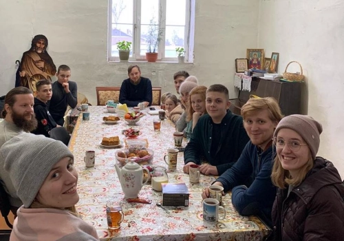 Неформальная встреча молодежи прошла в храме Рождества Христова города Вязьма