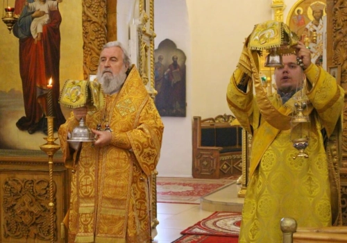 В Неделю 12-ю по Пятидесятнице, Преосвященнейший Сергий, епископ Вяземский и Гагаринский совершил Божественную литургию в Свято-Троицком кафедральном соборе города Вязьма