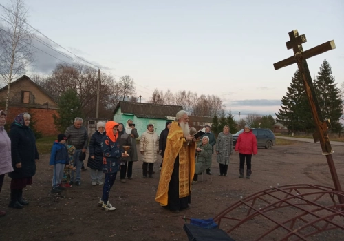 Освещение купольного креста во имя «Всех Святых»