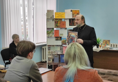 В Вяземской библиотеке прошла встреча священника со школьниками