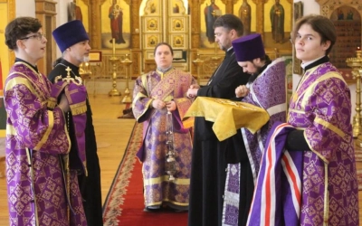 служение епископа Сергия накануне Недели Крестопоклонной