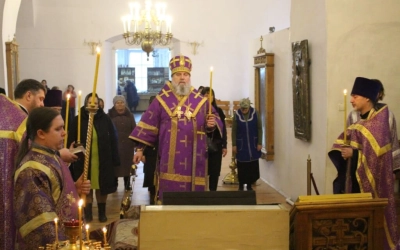 служение епископа Сергия накануне Недели Крестопоклонной