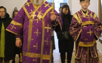 служение епископа Сергия накануне Недели Крестопоклонной
